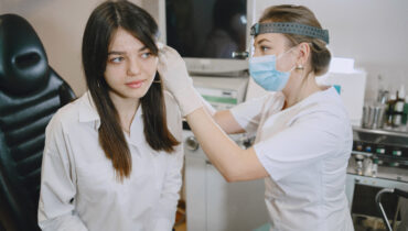 Wizyty profilaktyczne u laryngologa: Dlaczego warto badać słuch i drogi oddechowe?