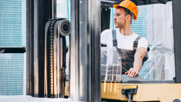 Podnośniki przegubowe elektryczne – kiedy warto je wybrać i jakie mają zastosowanie?