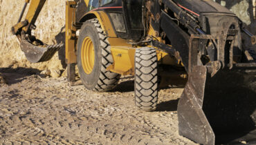 Wynajem maszyn budowlanych vs. zakup – co opłaca się bardziej dla Twojego przedsiębiorstwa?