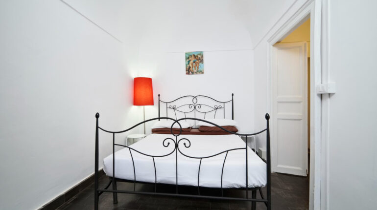 Łóżko metalowe 180×200 – elegancja i komfort w jednym