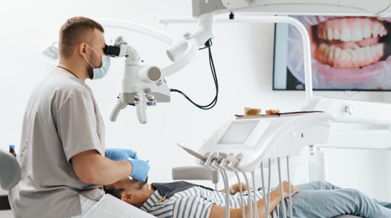 Chirurg szczękowy Elbląg – dlaczego warto wybrać Willa Dentika?