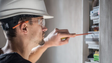 Elektryk w Krakowie – jak wybrać profesjonalistę?