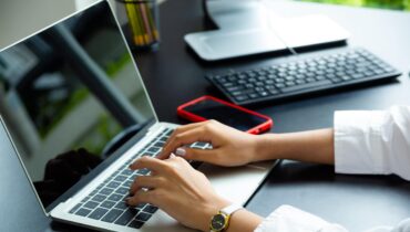 Centralne zarządzanie stopkami e-mail – jak to działa i dla kogo to rozwiązanie?