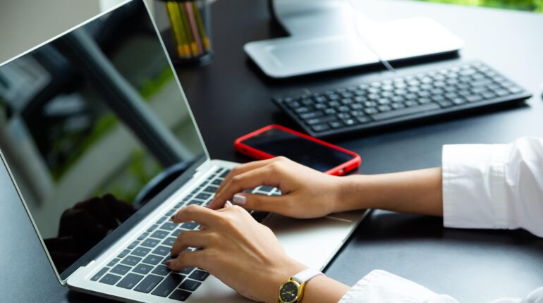 Centralne zarządzanie stopkami e-mail – jak to działa i dla kogo to rozwiązanie?