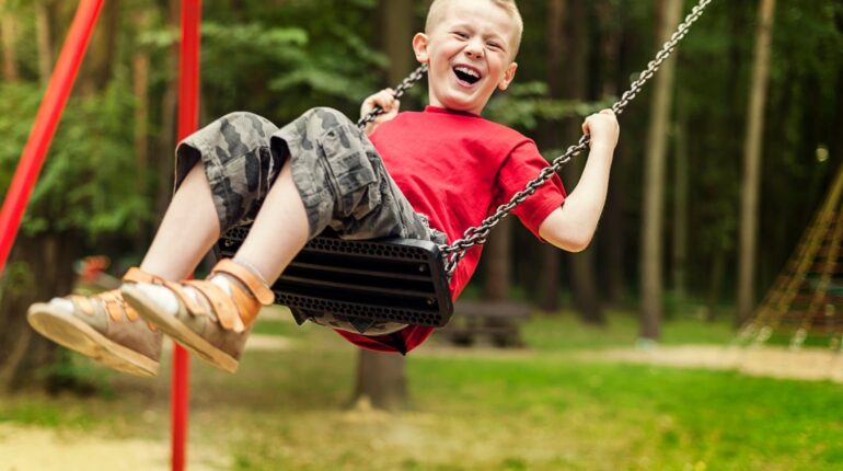 Profesjonalne place zabaw z atestem do przedszkola – gwarancja bezpieczeństwa i radości